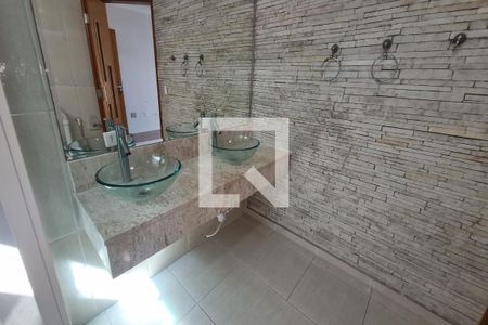 Casa para alugar com 390m², 3 quartos e 4 vagas Casa para alugar com 390m², 3 quartos e 4 vagasBanheiro da Suíte