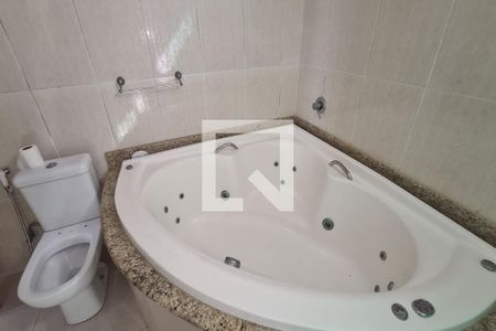 Casa para alugar com 390m², 3 quartos e 4 vagas Casa para alugar com 390m², 3 quartos e 4 vagasBanheiro da Suíte