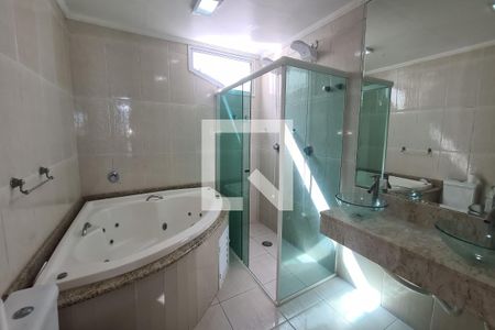 Casa para alugar com 390m², 3 quartos e 4 vagas Casa para alugar com 390m², 3 quartos e 4 vagasBanheiro da Suíte