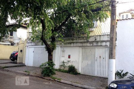 Casa à venda com 250m², 4 quartos e 4 vagasFachada