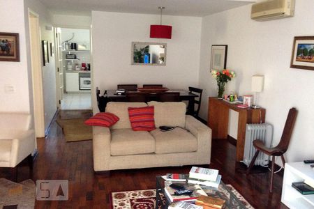 Sala de casa à venda com 4 quartos, 250m² em Jardim Leonor, São Paulo