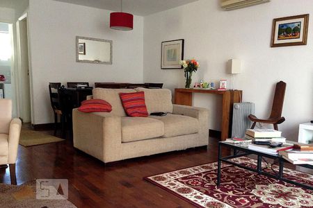 Sala de casa à venda com 4 quartos, 250m² em Jardim Leonor, São Paulo