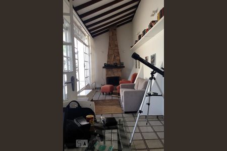 Sala Lareira de casa à venda com 4 quartos, 250m² em Jardim Leonor, São Paulo