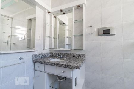Banheiro de apartamento para alugar com 1 quarto, 35m² em Passo D’areia, Porto Alegre