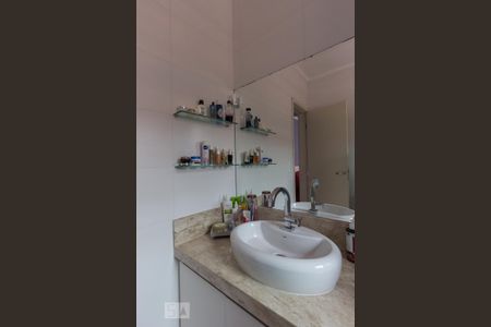 Casa à venda com 220m², 3 quartos e 2 vagas Casa à venda com 220m², 3 quartos e 2 vagasBanheiro