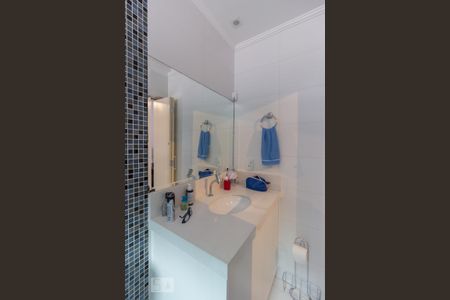 Casa à venda com 220m², 3 quartos e 2 vagas Casa à venda com 220m², 3 quartos e 2 vagasBanheiro