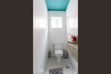 Casa à venda com 220m², 3 quartos e 2 vagas Casa à venda com 220m², 3 quartos e 2 vagasBanheiro
