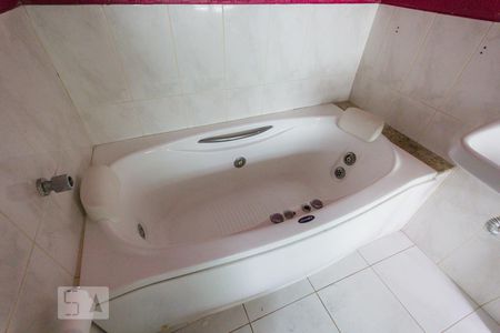 Casa de condomínio à venda com 240m², 5 quartos e 2 vagas Casa de condomínio à venda com 240m², 5 quartos e 2 vagasBanheiro Quarto 2 (2º andar)