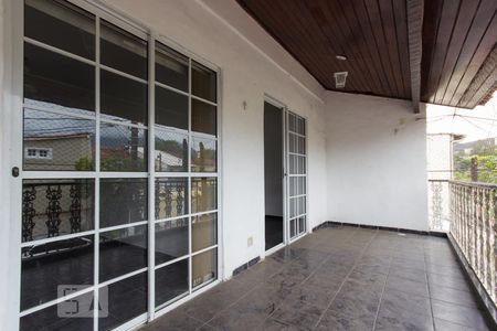 Casa de condomínio à venda com 240m², 5 quartos e 2 vagas Casa de condomínio à venda com 240m², 5 quartos e 2 vagasVaranda Quartos 3 e 4 (2º andar)