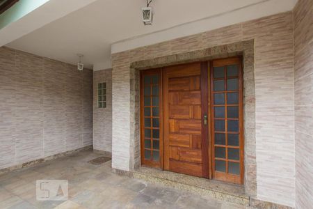 Casa de condomínio à venda com 240m², 5 quartos e 2 vagas Casa de condomínio à venda com 240m², 5 quartos e 2 vagasEntrada