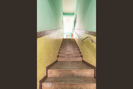 Apartamento para alugar com 57m², 2 quartos e sem vagaEscada entrada 