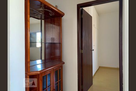 Corredor de apartamento à venda com 1 quarto, 48m² em Vila Itapura, Campinas