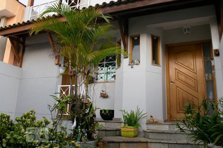 Casa à venda com 230m², 4 quartos e 4 vagasFACHADA