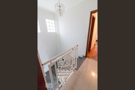 Casa para alugar com 380m², 4 quartos e 4 vagasEscadas