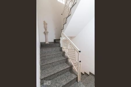 Casa para alugar com 380m², 4 quartos e 4 vagasEscadas