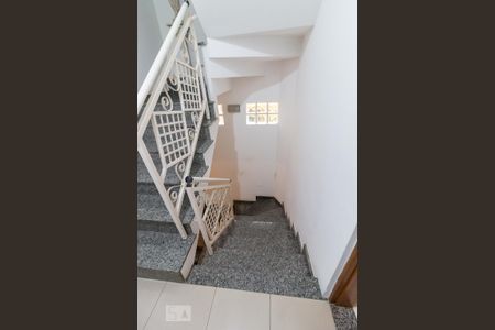 Casa para alugar com 380m², 4 quartos e 4 vagasEscadas