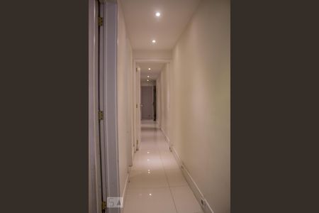 Corredor de apartamento à venda com 4 quartos, 247m² em Barra da Tijuca, Rio de Janeiro