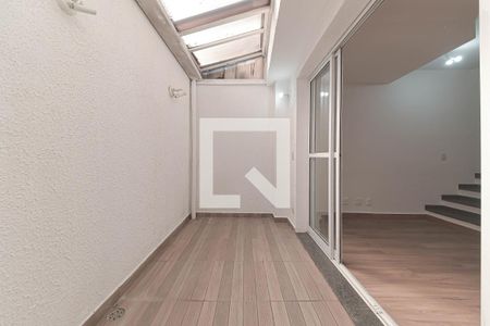 Casa à venda com 77m², 2 quartos e 2 vagasVaranda - Sala