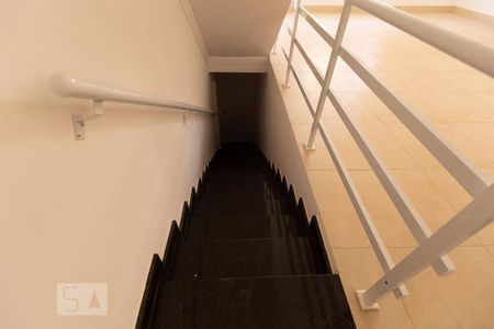 Casa de condomínio à venda com 180m², 3 quartos e 4 vagasEscada para garagem