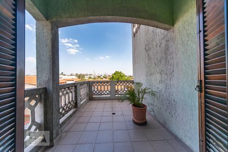 Casa à venda com 330m², 6 quartos e 6 vagas Casa à venda com 330m², 6 quartos e 6 vagasSacada do Quarto 4