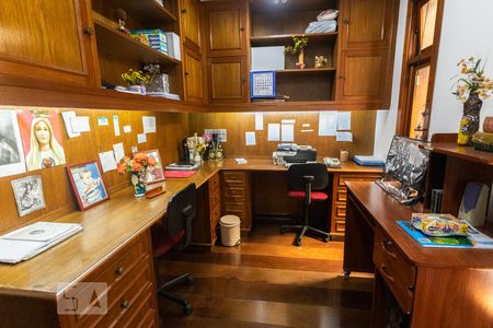 Casa para alugar com 361m², 4 quartos e 4 vagasEscritório