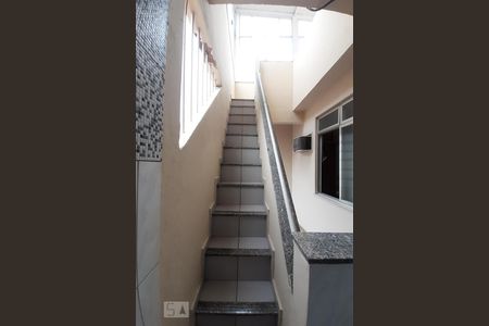 Casa à venda com 120m², 2 quartos e 1 vagaEscada