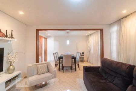 Casa à venda com 250m², 3 quartos e 6 vagasSala