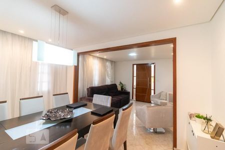 Casa à venda com 250m², 3 quartos e 6 vagasSala