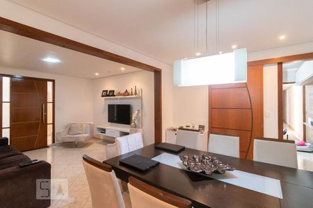 Casa à venda com 250m², 3 quartos e 6 vagasSala