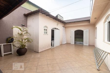 Casa à venda com 250m², 3 quartos e 6 vagasQuintal