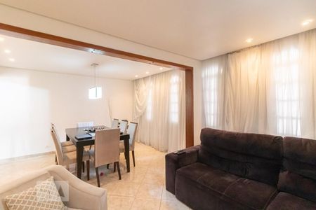 Casa à venda com 250m², 3 quartos e 6 vagasSala