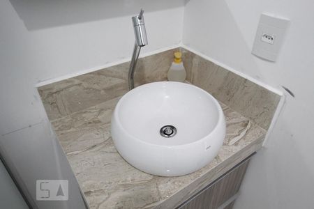 Banheiro de kitnet/studio para alugar com 1 quarto, 28m² em Mirandópolis, São Paulo