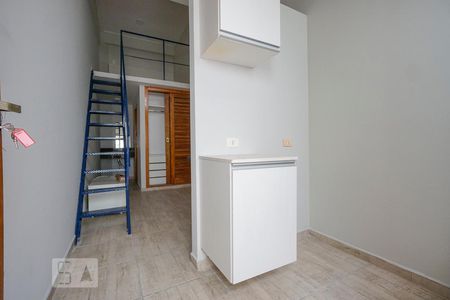 Sala e cozinha de kitnet/studio para alugar com 1 quarto, 18m² em Luz, São Paulo