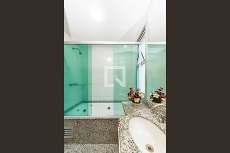 Banheiro da Suíte 1 de apartamento à venda com 2 quartos, 60m² em Belvedere, Belo Horizonte