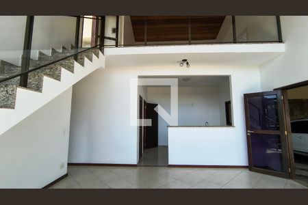 Sala de casa de condomínio à venda com 2 quartos, 180m² em Recreio dos Bandeirantes, Rio de Janeiro