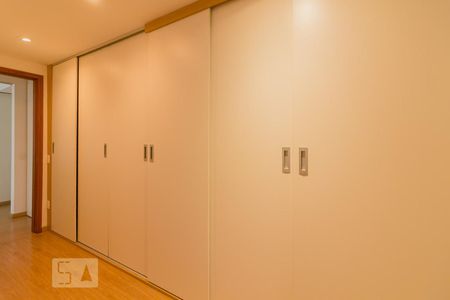 Apartamento à venda com 200m², 3 quartos e 3 vagasQuarto 03 com Suíte