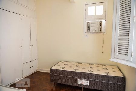 Apartamento à venda com 320m², 5 quartos e 2 vagas Apartamento à venda com 320m², 5 quartos e 2 vagasQuarto de Serviço