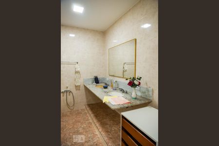 Apartamento à venda com 320m², 5 quartos e 2 vagas Apartamento à venda com 320m², 5 quartos e 2 vagasBanheiro da Suíte