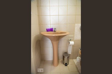 Apartamento à venda com 320m², 5 quartos e 2 vagas Apartamento à venda com 320m², 5 quartos e 2 vagasBanheiro de Serviço