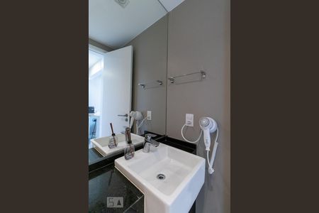 Banheiro de kitnet/studio para alugar com 1 quarto, 44m² em Pinheiros, São Paulo