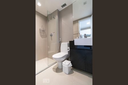 Banheiro de kitnet/studio para alugar com 1 quarto, 44m² em Pinheiros, São Paulo