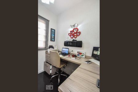 Casa à venda com 220m², 3 quartos e 2 vagasEscritório