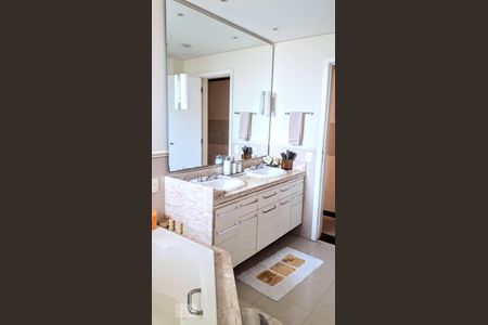 Apartamento à venda com 397m², 4 quartos e 6 vagasBanheiro da suíte 1