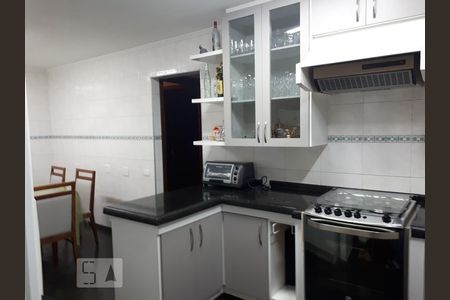 Apartamento para alugar com 196m², 4 quartos e 2 vagas Apartamento para alugar com 196m², 4 quartos e 2 vagasCozinha - Armários