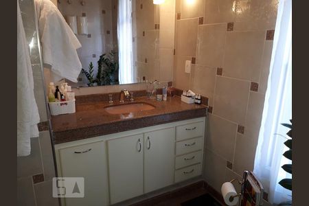 Apartamento para alugar com 196m², 4 quartos e 2 vagas Apartamento para alugar com 196m², 4 quartos e 2 vagasBanheiro 2