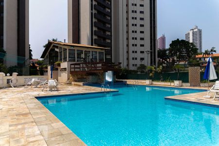 Apartamento à venda com 500m², 5 quartos e 4 vagas Apartamento à venda com 500m², 5 quartos e 4 vagasÁrea comum - Piscina