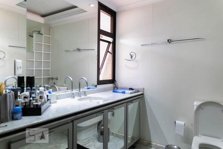 Apartamento à venda com 500m², 5 quartos e 4 vagas Apartamento à venda com 500m², 5 quartos e 4 vagasBanheiro da Suíte 2