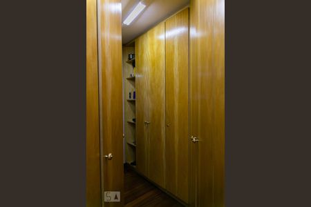 Apartamento à venda com 500m², 5 quartos e 4 vagas Apartamento à venda com 500m², 5 quartos e 4 vagasCloset dela