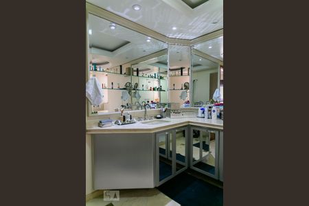 Apartamento à venda com 500m², 5 quartos e 4 vagas Apartamento à venda com 500m², 5 quartos e 4 vagasBanheiro da Suíte 4