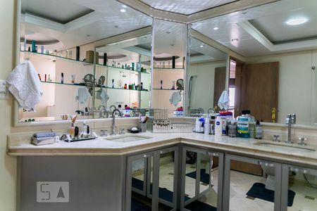 Apartamento à venda com 500m², 5 quartos e 4 vagas Apartamento à venda com 500m², 5 quartos e 4 vagasBanheiro da Suíte 4